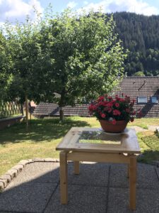 Tisch mit Glasfläche